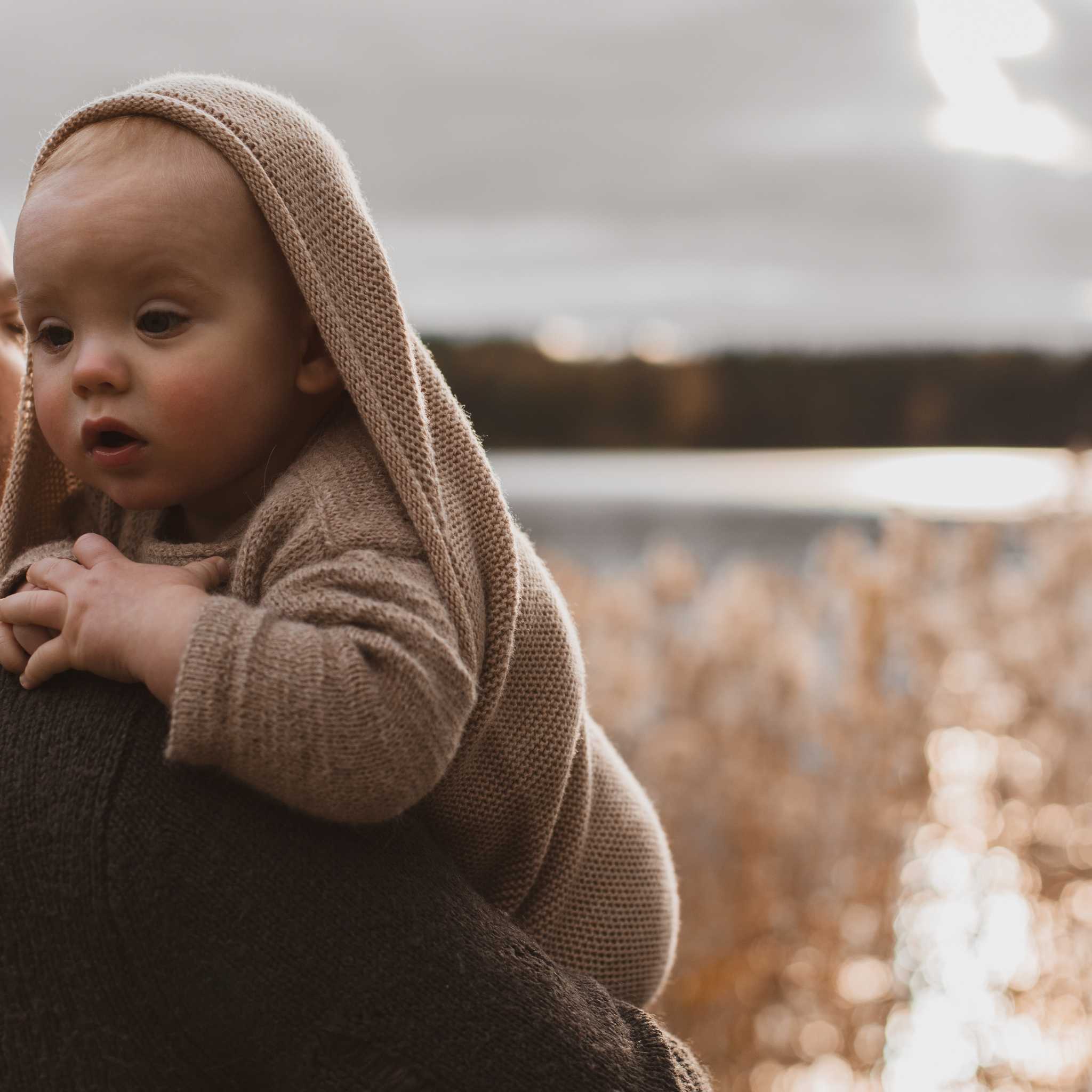 Baby In Hvid Merino Wool Cocoon In Sand