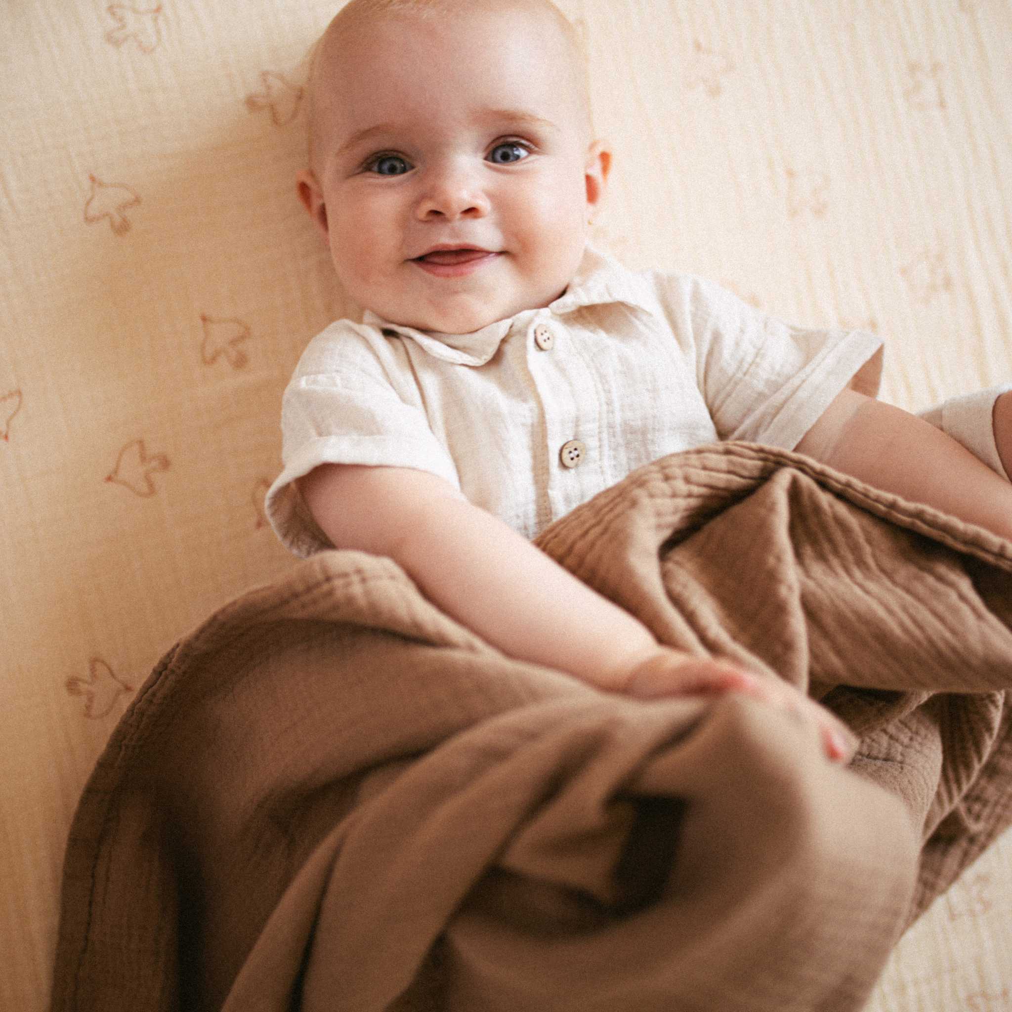 Baby On Nobodinoz Wabi Sabi Fitted Sheet - Brown Hoshi Birds Edit alt text