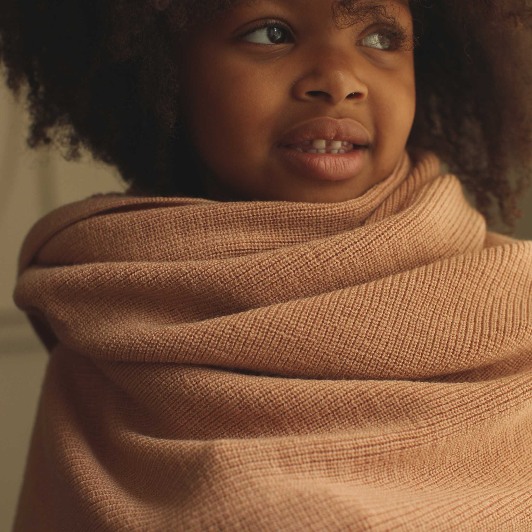 Child Wrapped Hvid Felix Merino Wool Blanket in Rose