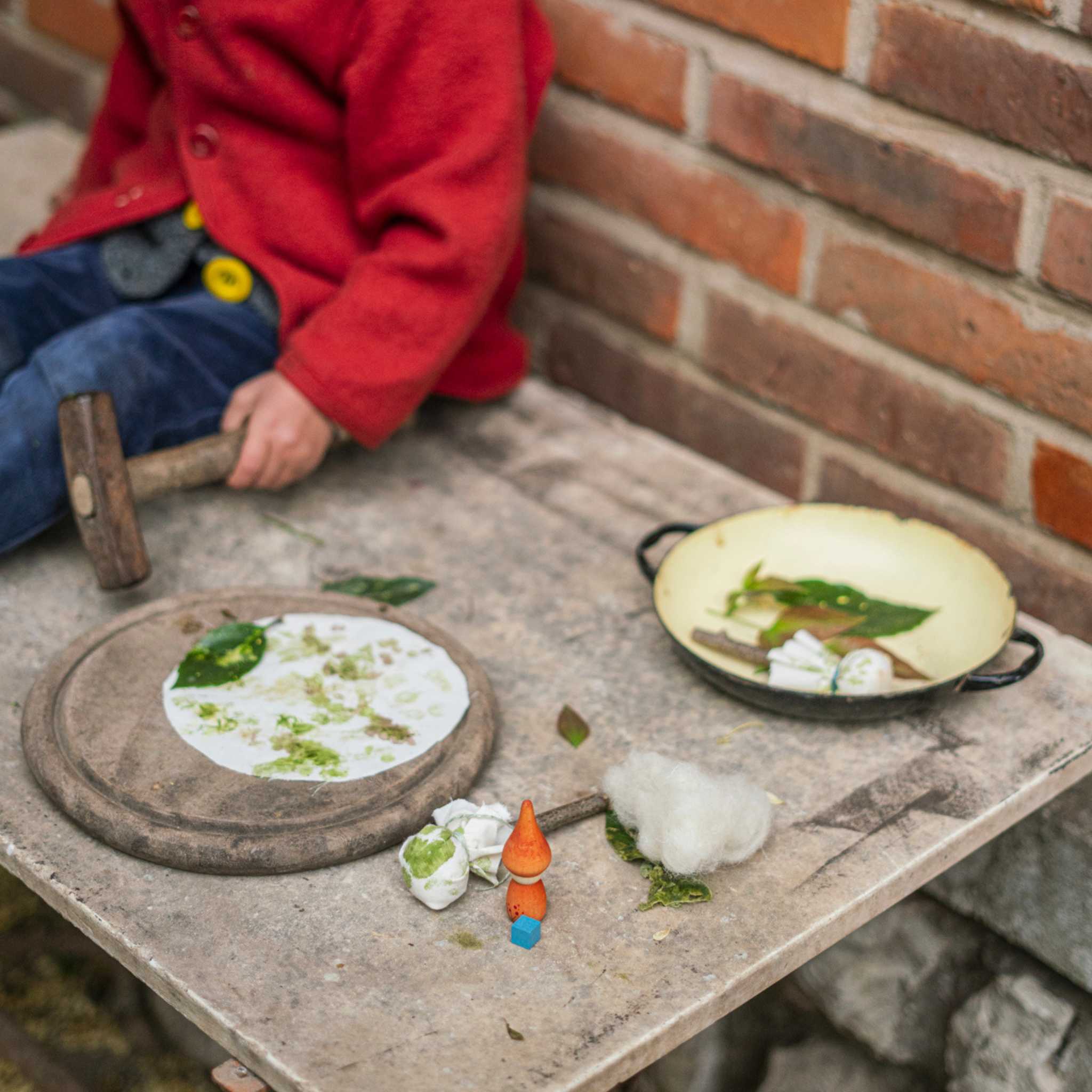 Grapat Advent Calendar 2024 - Little Person Leaf Hammering