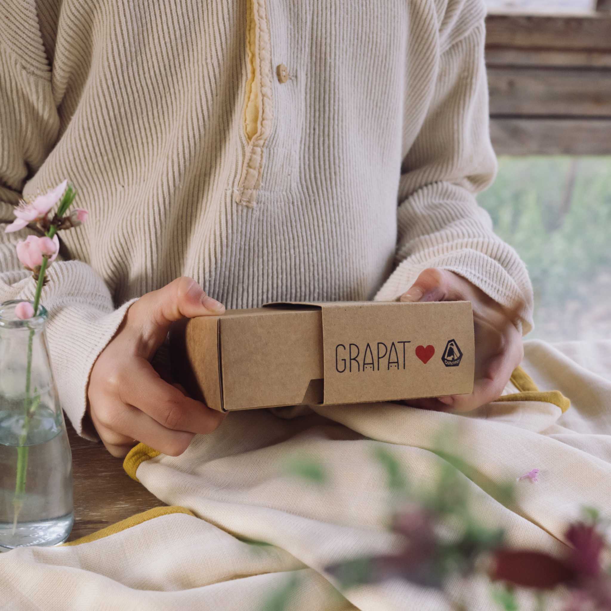 Grapat Hello Spring - Boy With Box