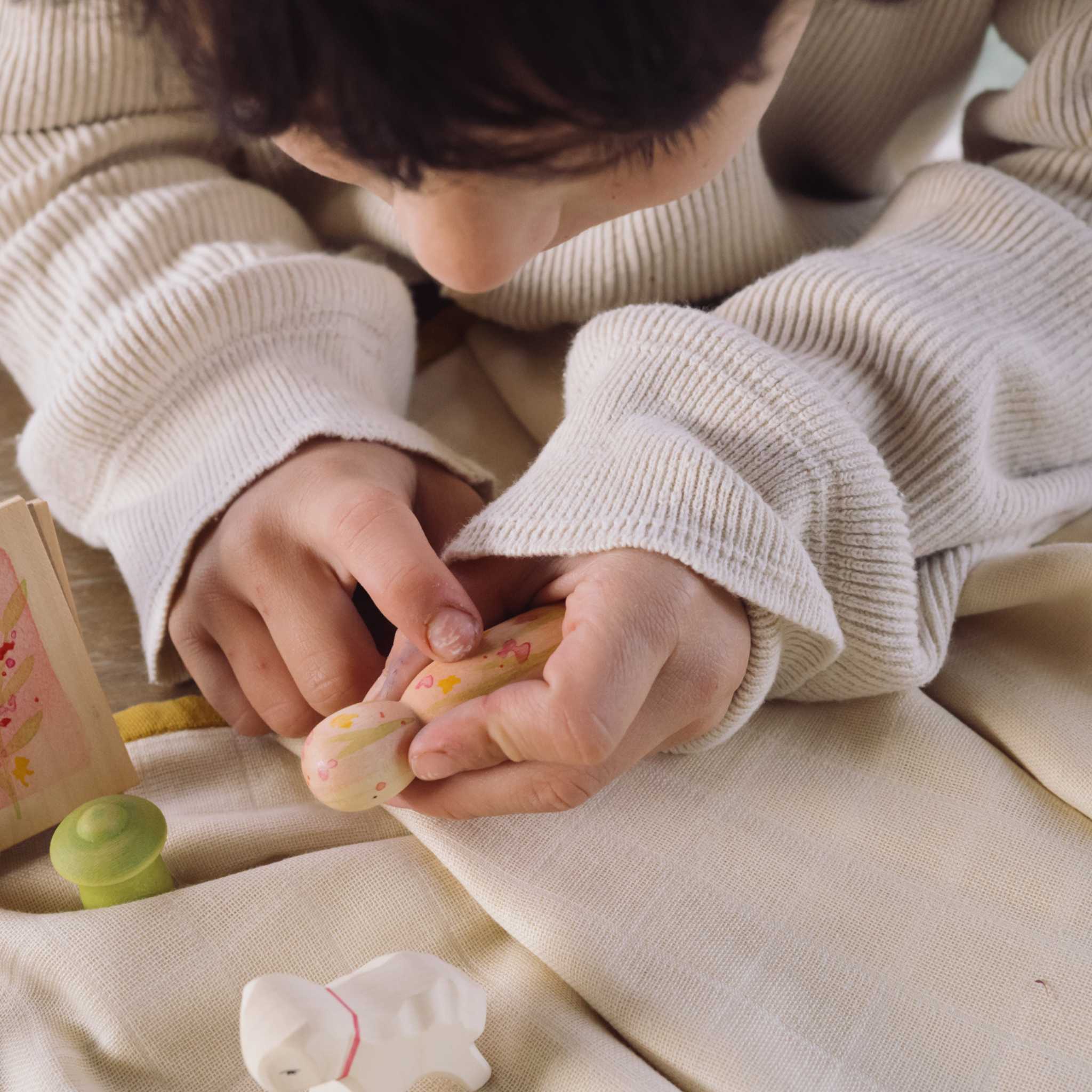 Grapat Hello Spring - Boy playing with Non