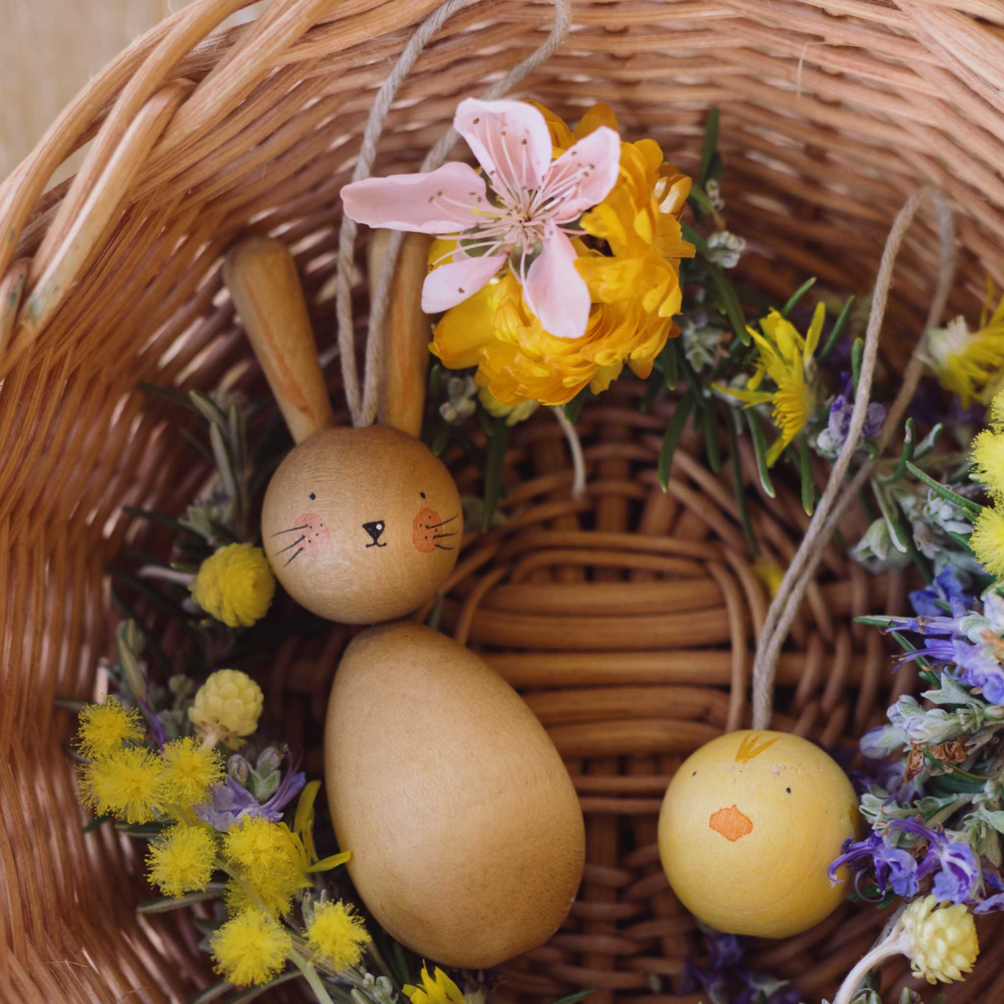 Grapat Hop & Peep - In Basket With Flowers