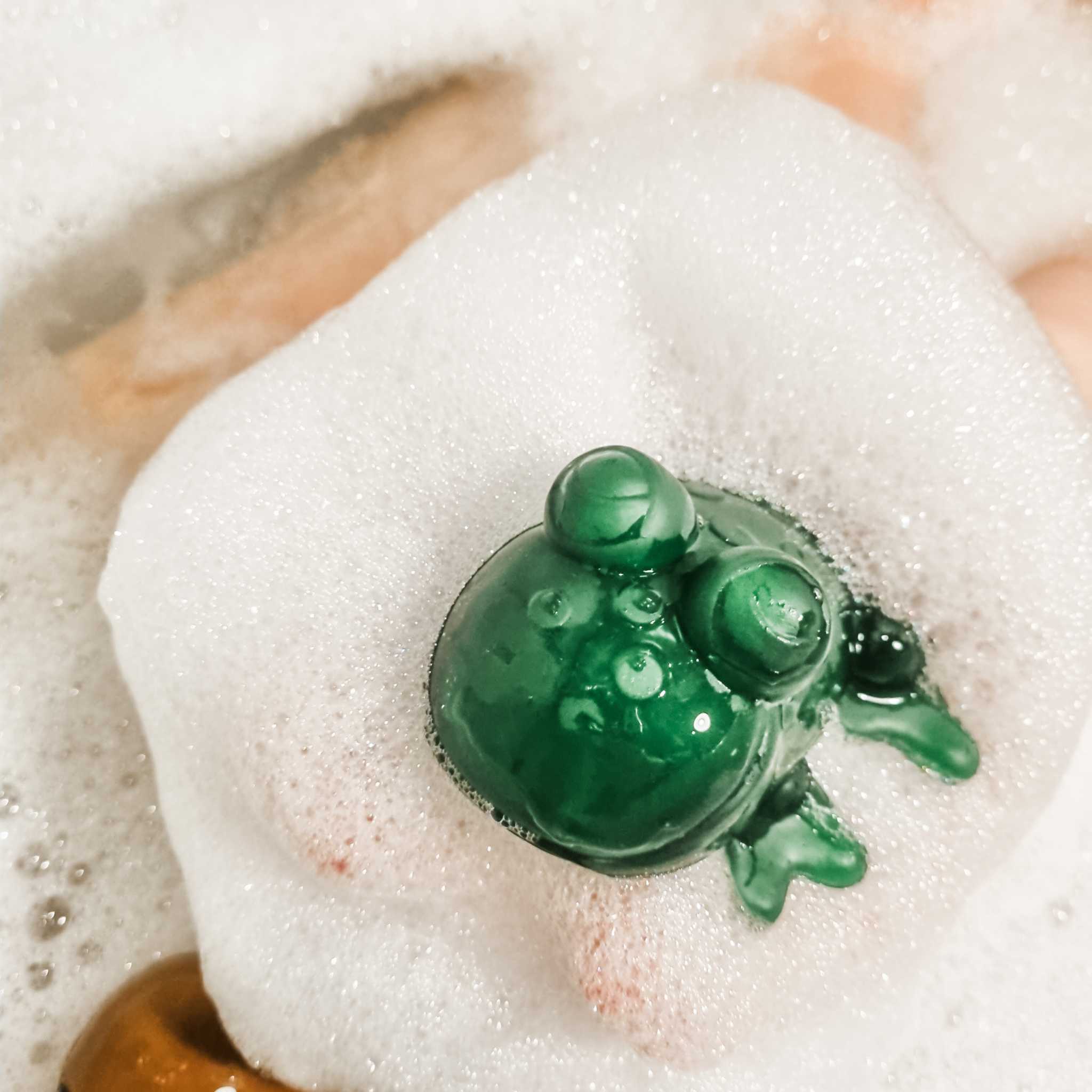 Hevea Fred The Frog In Bubbles