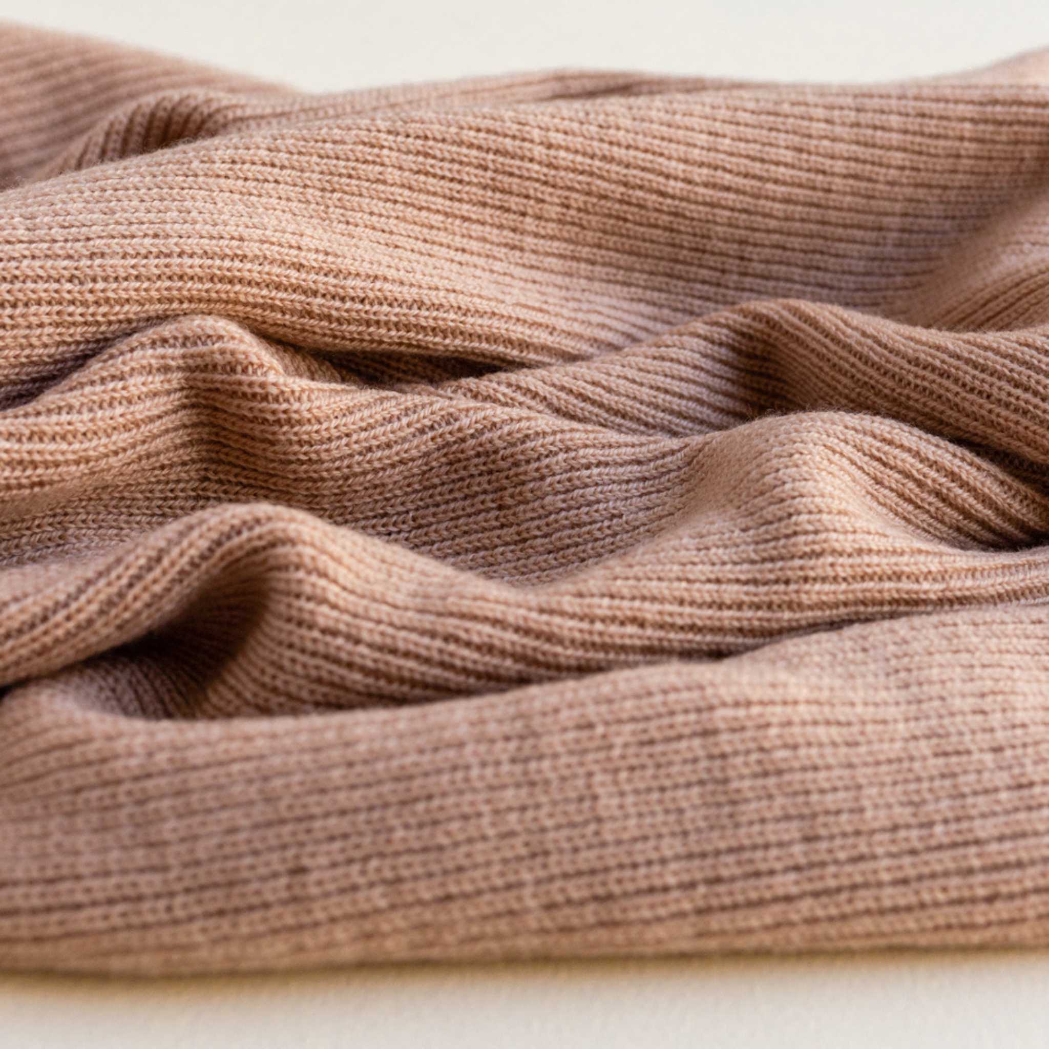 Hvid Felix Merino Wool Blanket in Rose Material Close Up