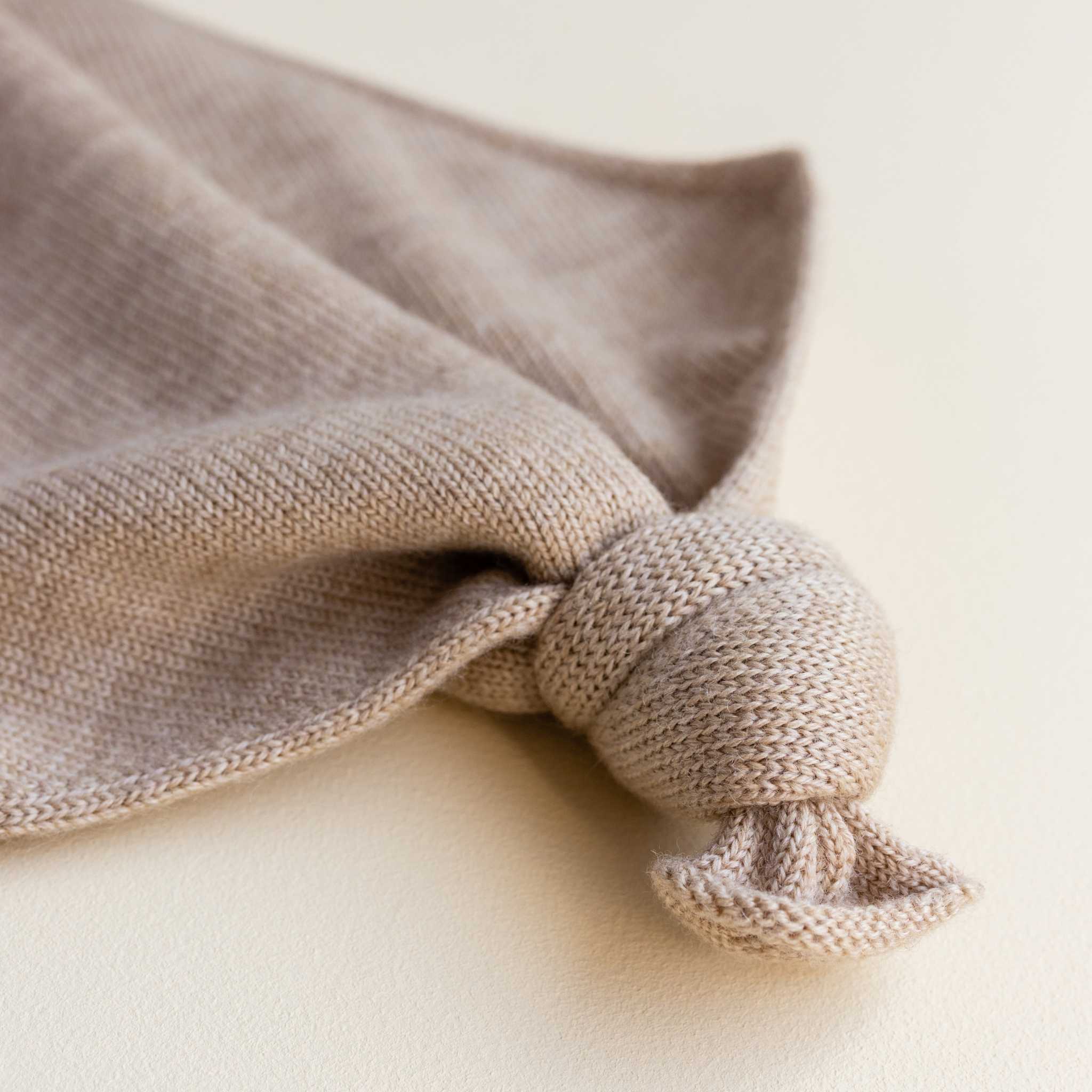 Hvid-Tokki-Teddy-Comforter-Sand-Knot-Detail