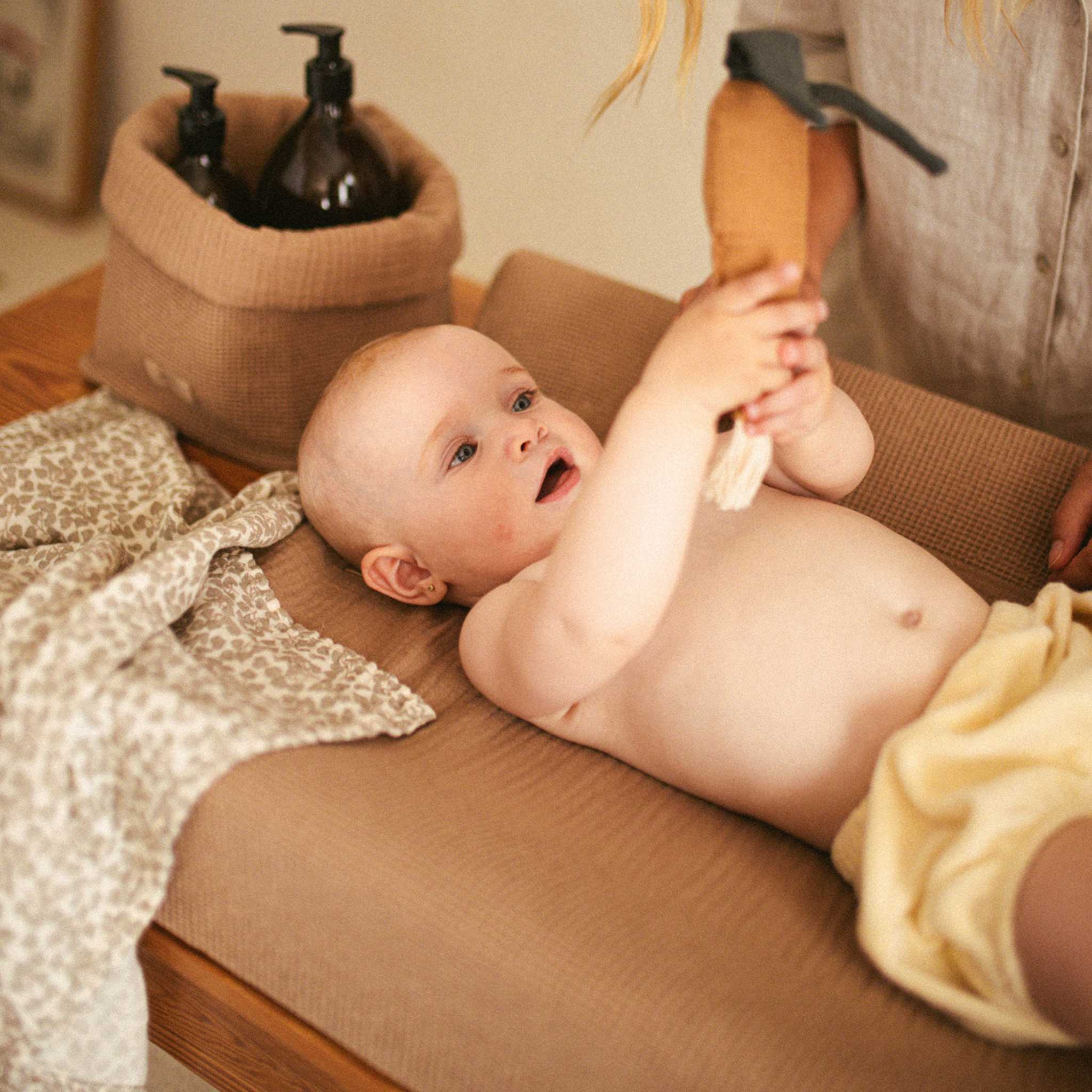 Nobodinoz Wabi Sabi Baket - Sesame - With Baby On Changing Table