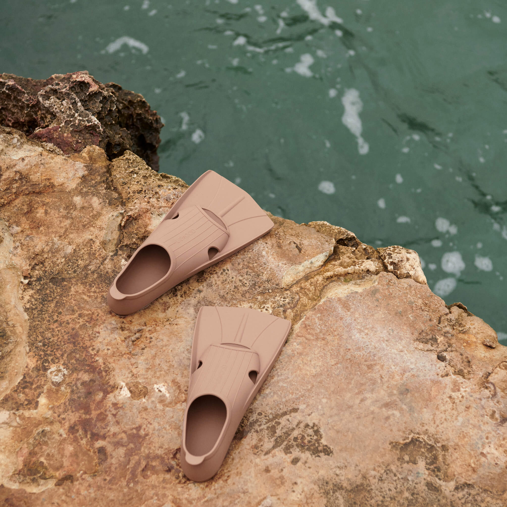 Liewood Gustav Swim Fins in Tuscany Rose on Rock