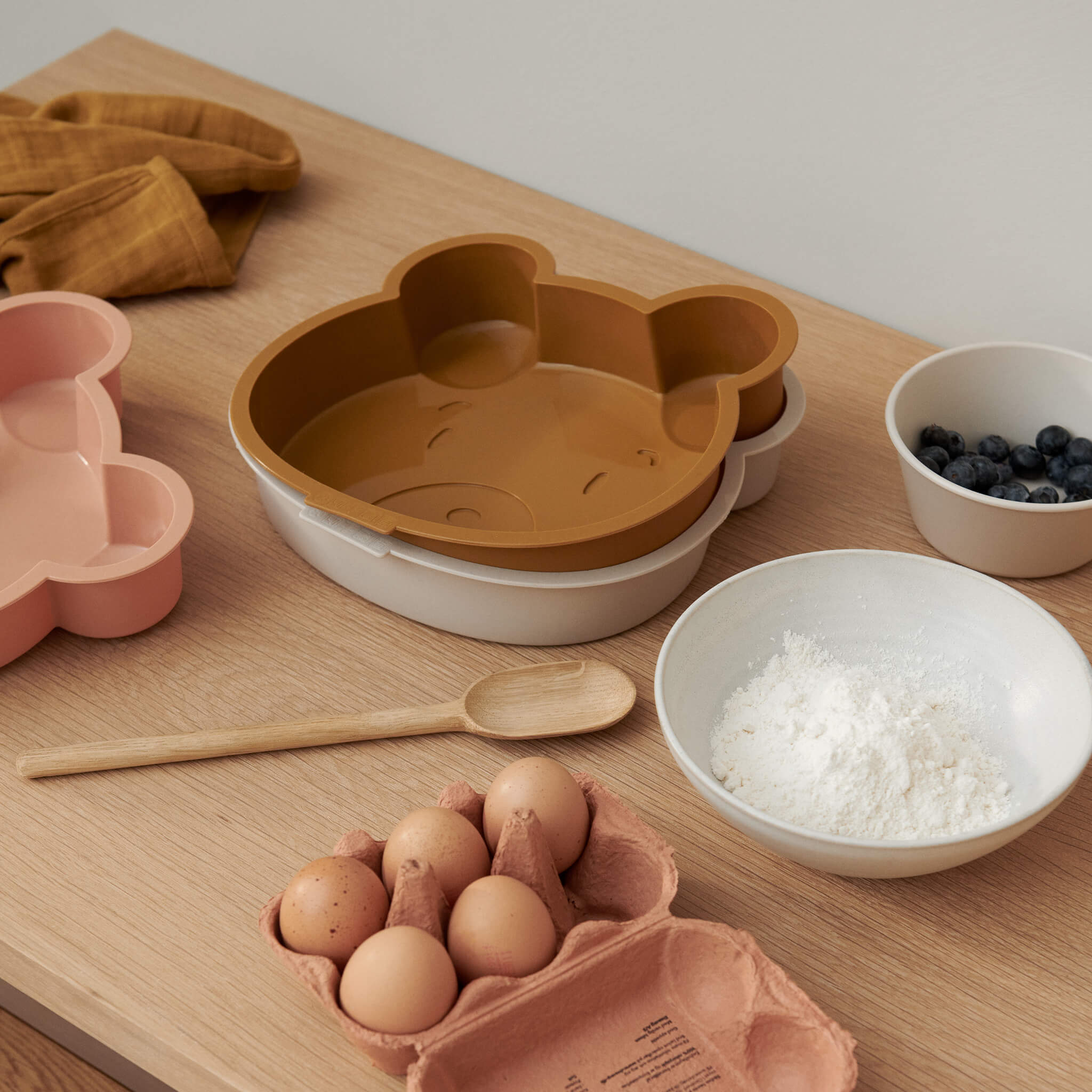 Amory Cake Pan - Sandy