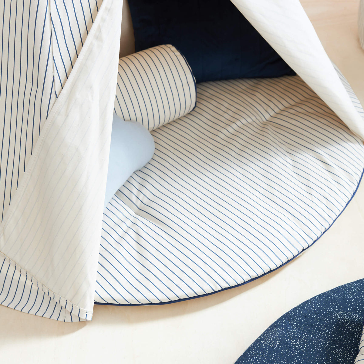 Nobodinoz Fluffy Round Playmat in Blue Stripes in Tipi