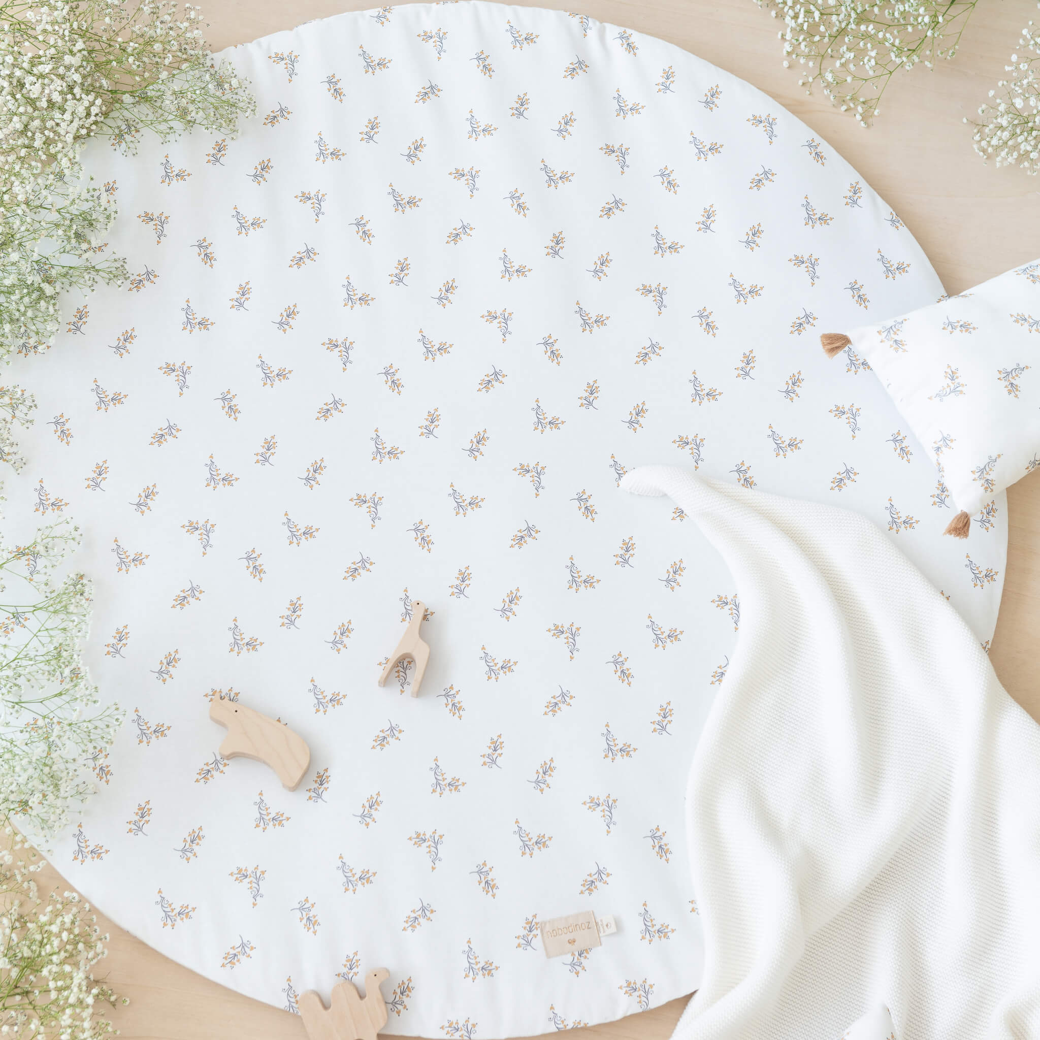 Nododinoz Round Full Moon Playmat in Flore with Toys