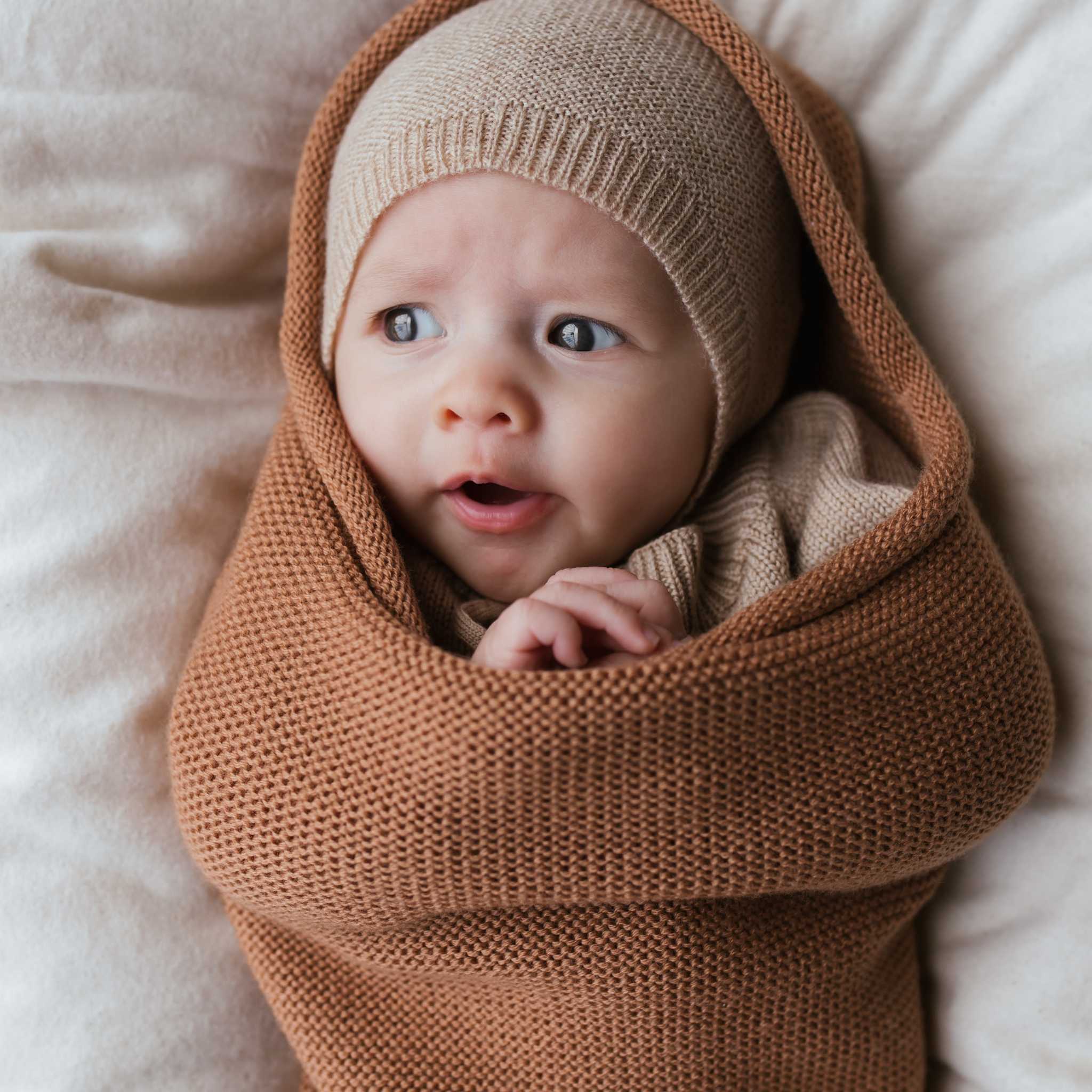 Baby Wrapped in Hvid Merino Wool Cocoon In Terracotta