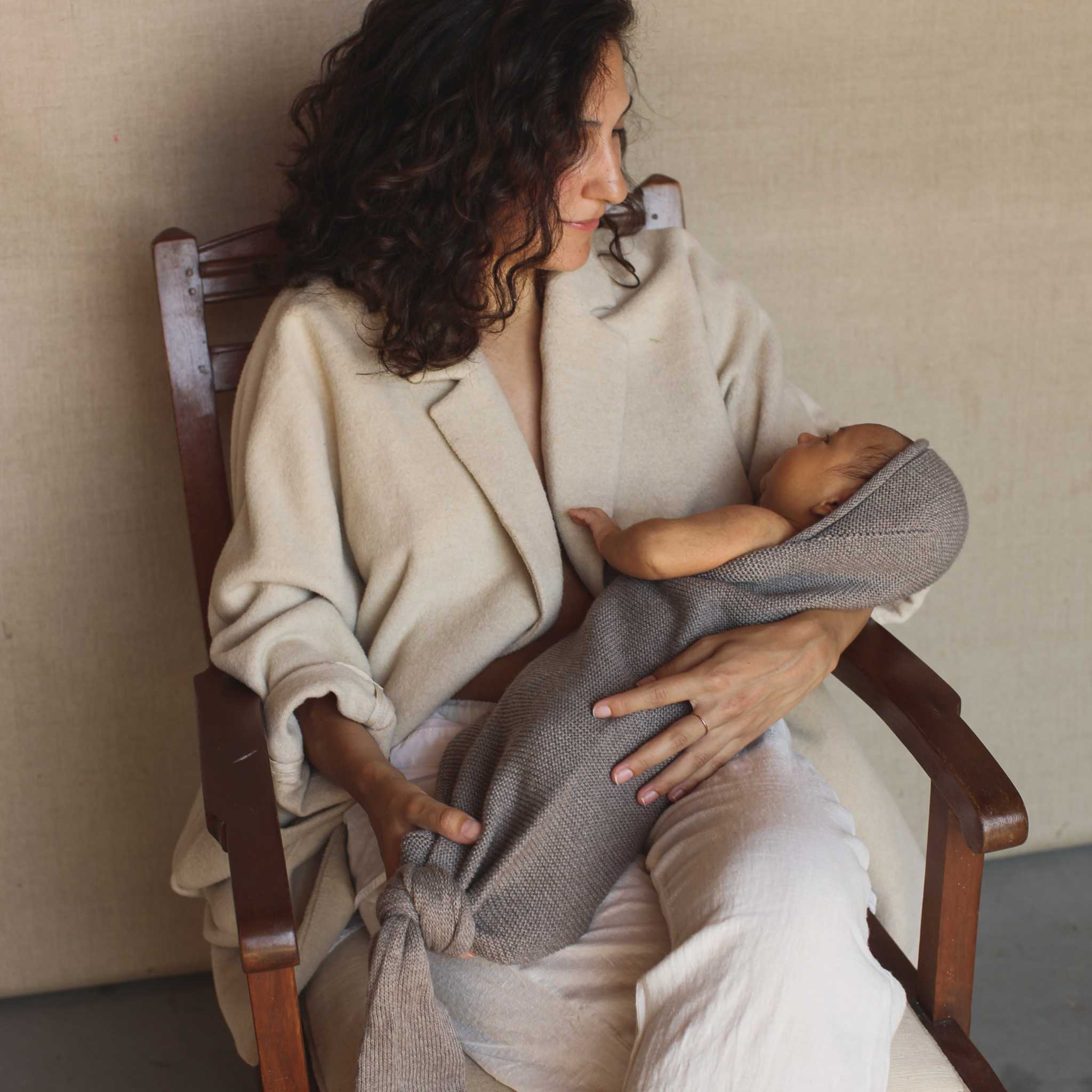Baby Wrapped in Hvid Merino Wool Cocoon In Otter