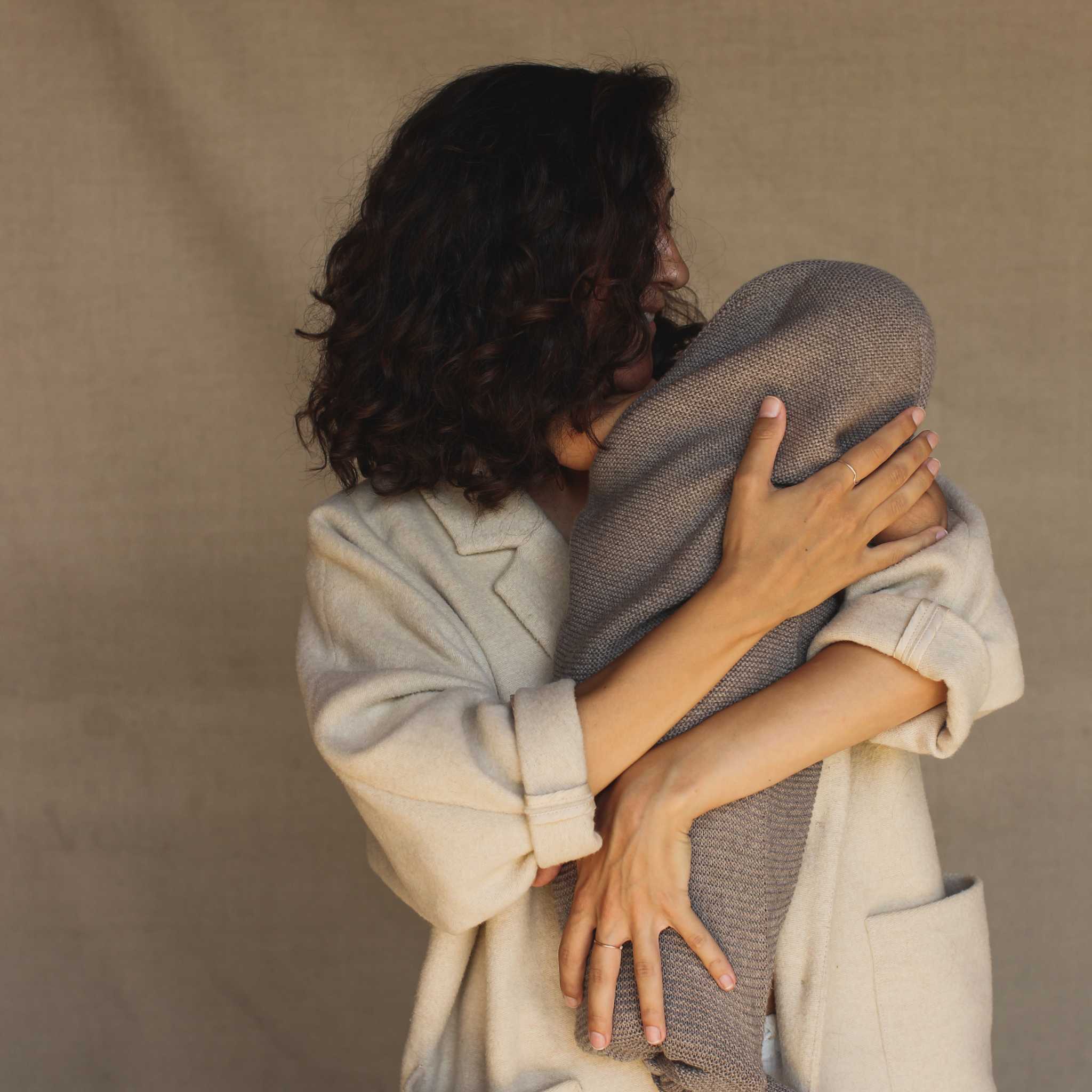 Baby Wrapped in Hvid Merino Wool Cocoon In Otter