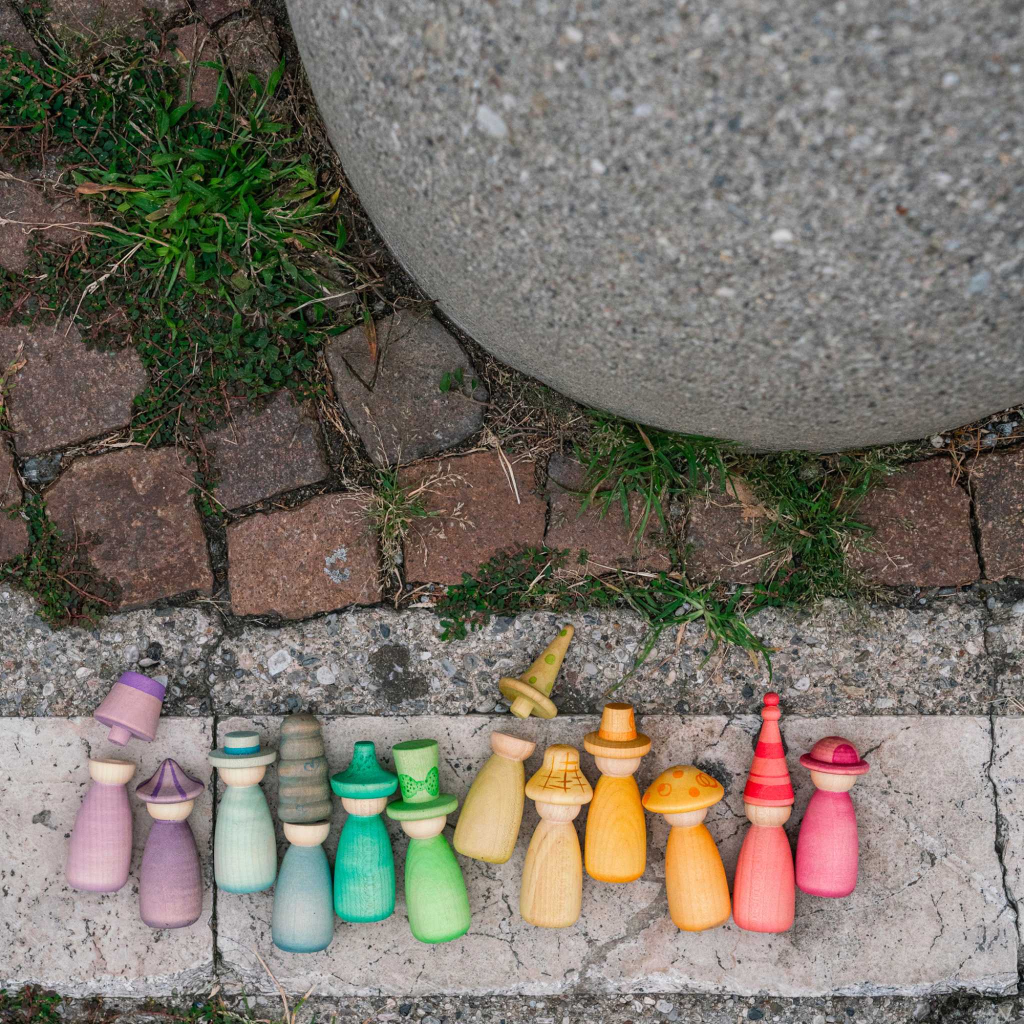 Grapat Fancy Nins, Wooden Figures Outside