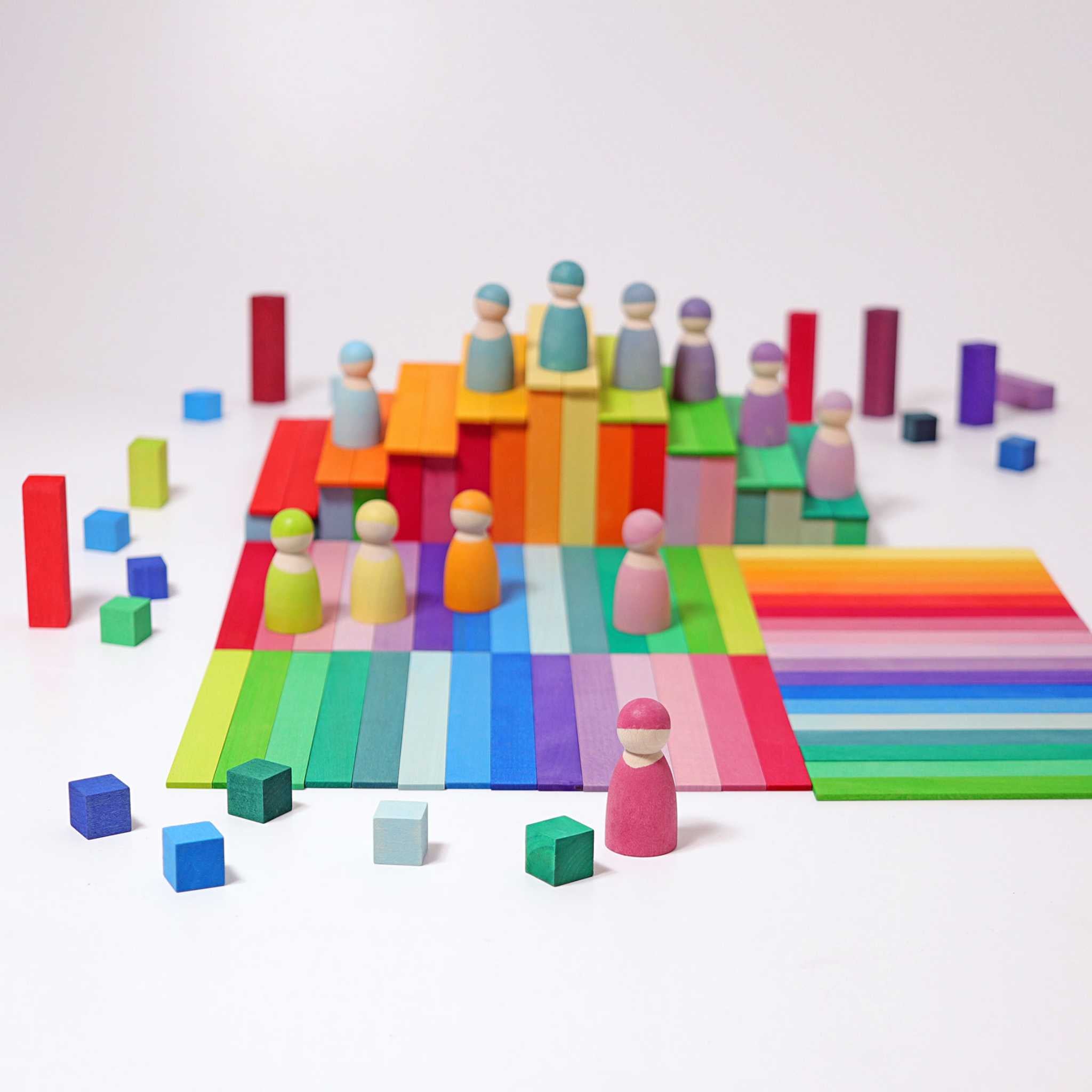 Grimms Small Stepped Pyramid Pieces Combined With People