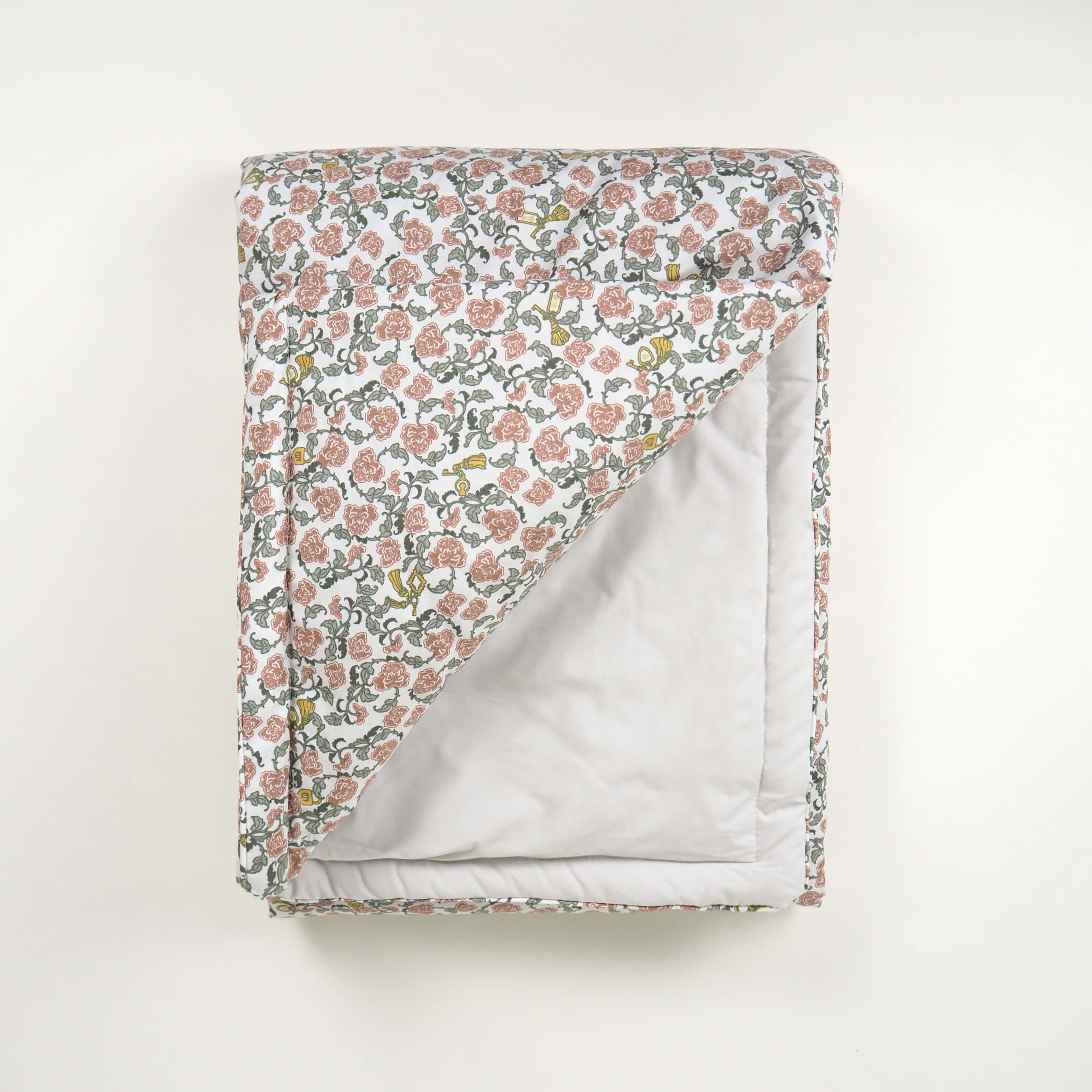 Garbo & Friends Floral Vine Filled Blanket