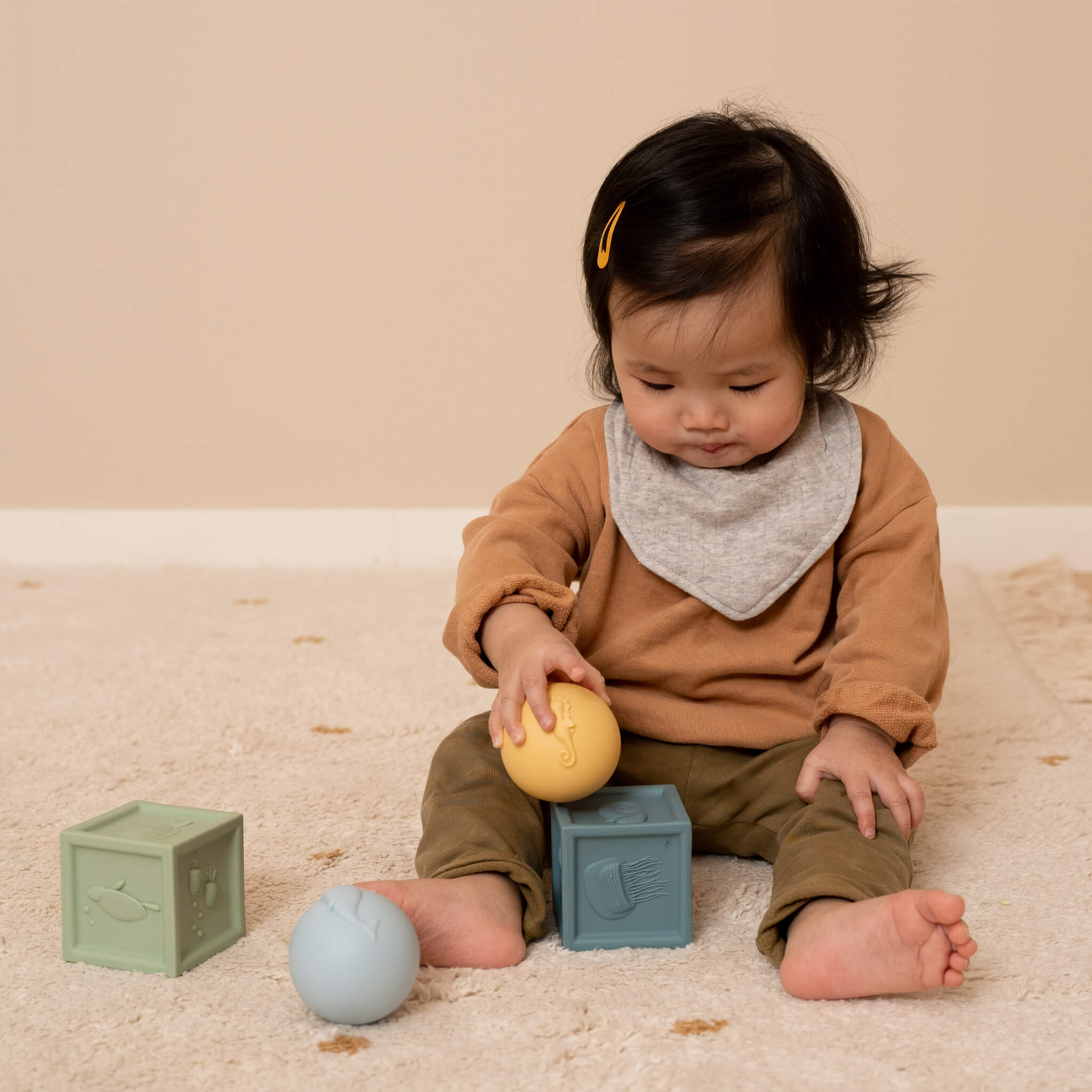 Child with Little Dutch Ocean Cubes & Balls Set Toy